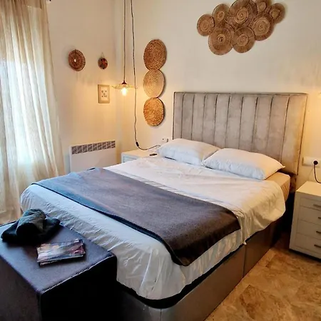 Luxury With View And Garden Near Villa *